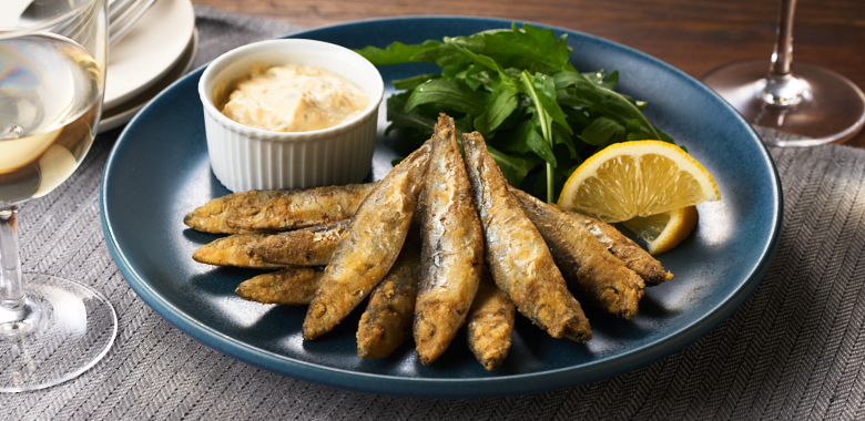 骨 ごと 香ばし さ を 味わう 小魚 の フリット サクサク と し た 衣 に 特徴 が ある フリット は