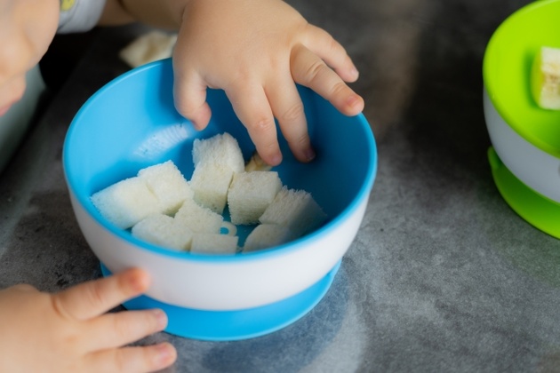 赤ちゃん手づかみ