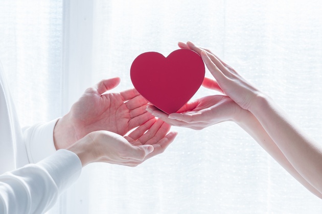 ハートを人から人へ渡している